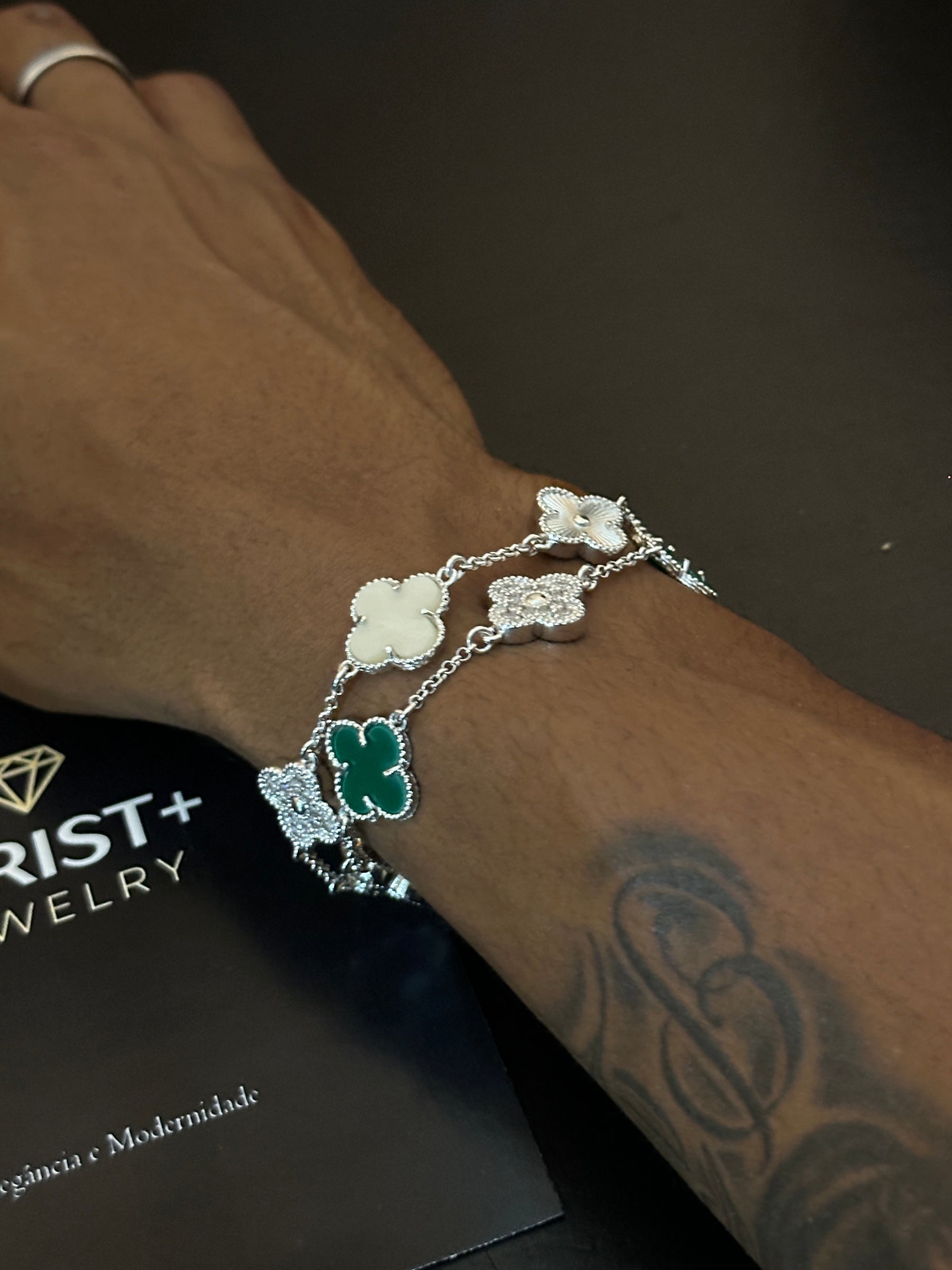 Pulseira trevo cravejada!