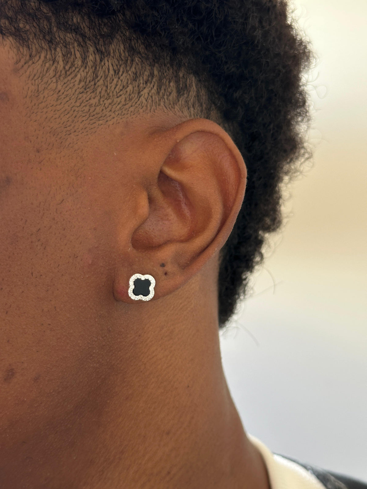 Brinco Trevo Preto Cravejado Prata 925