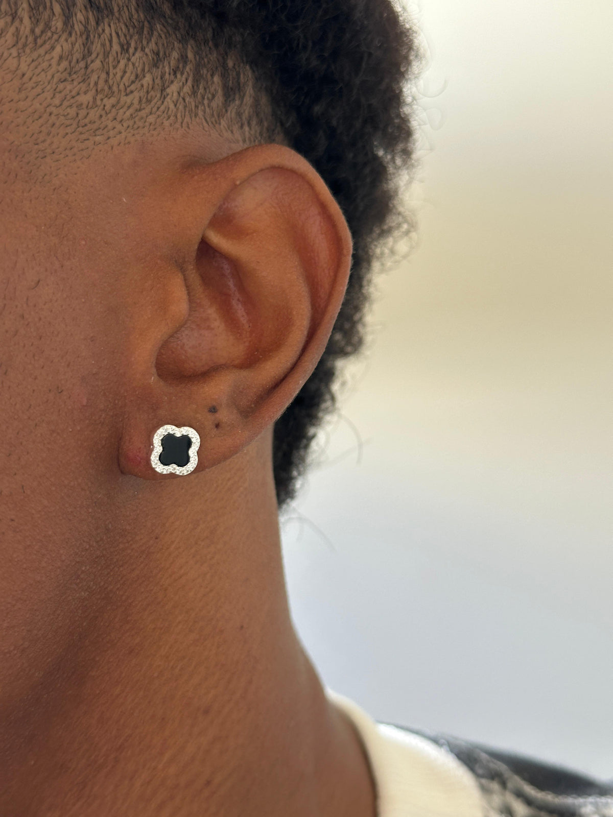 Brinco Trevo Preto Cravejado Prata 925