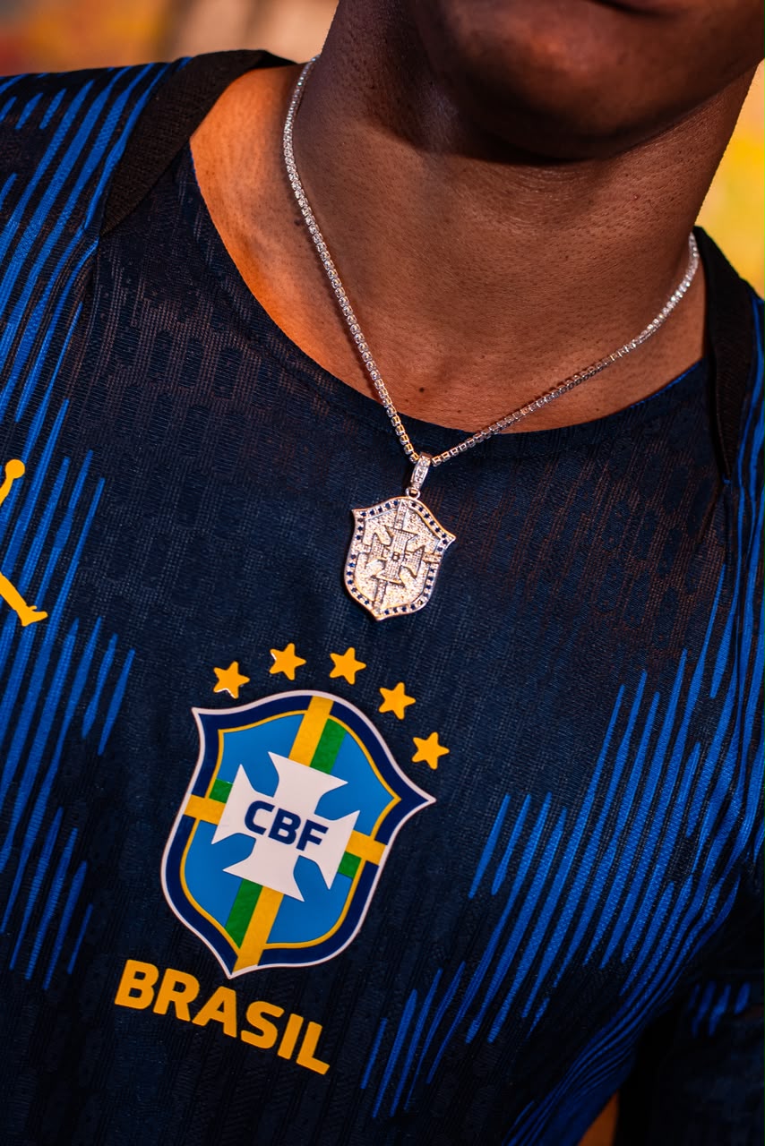 Colar Cravejado CBF Banhado a Prata!