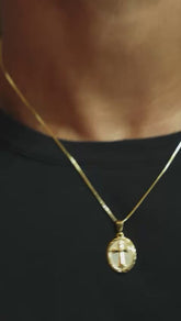 Gargantilha NJ Cruz medalha Banhada a Ouro 18K